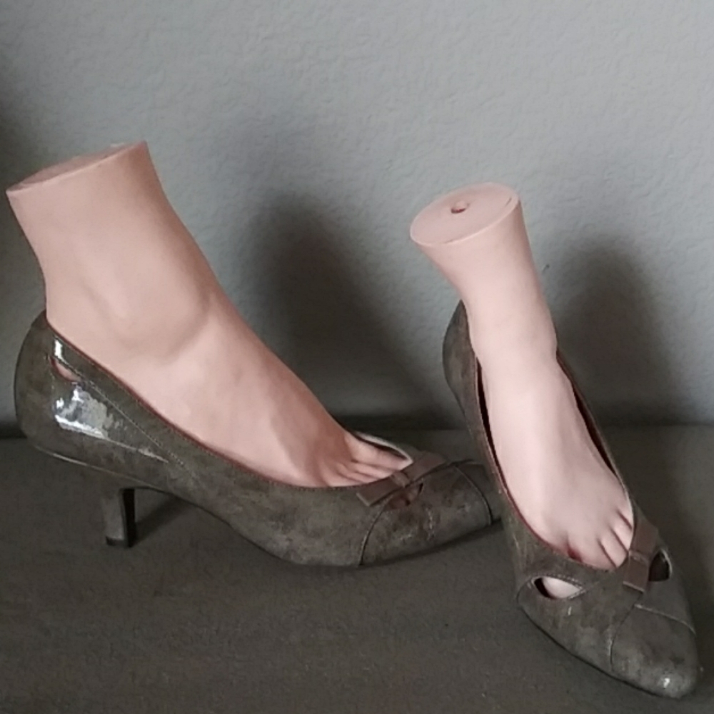 LIFE STRIDE Brown Patent Pointed Toe Heels. 10M